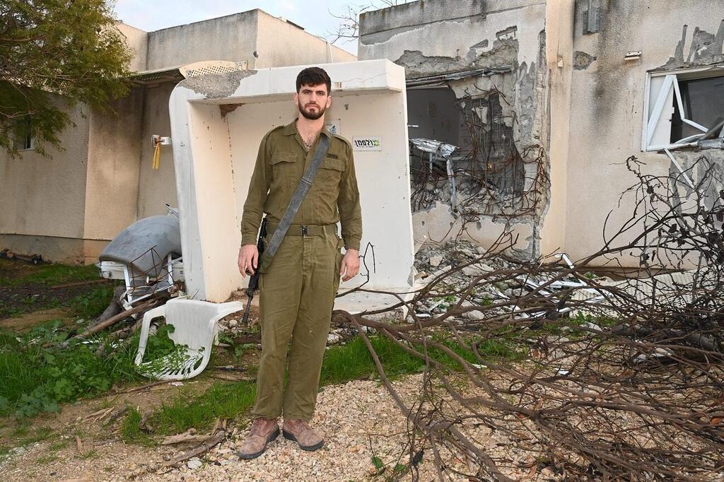 תובל ליד ביתו ההרוס בכפר עזה