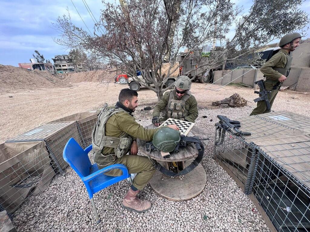 אי אפשר לברוח מ-7 באוקטובר. על הציר (צילום: דובי איכנולד) עם חיילי הנח"ל על ציר טנצ'ר