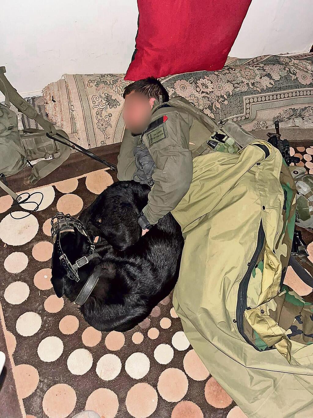 Oketz soldier and his dog sleeping (Photo: IDF Spokesperson's Unit) לוחם עוקץ בעזה מכורבל עם כלבו
