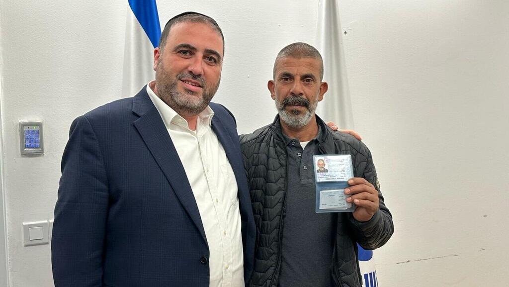 Interior Minister Moshe Arbel and Hamid Abu Ar’ar שר הפנים משה ארבל העניק מעמד תושב קבע לחמיד אבו ערער