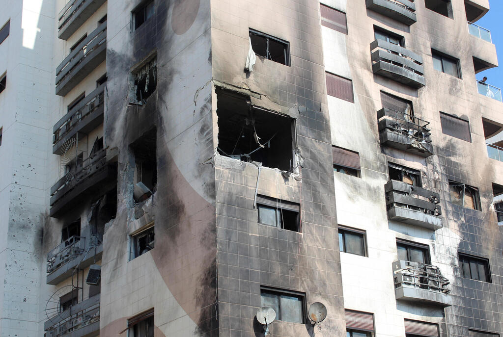 צילום: REUTERS/Firas Makdesi זירת תקיפה שיוחסה ל ישראל ב דמשק סוריה בשכונת כפר סוסה
