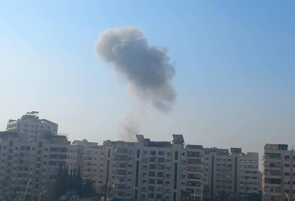 עשן מיתמר הבוקר מהבירה הסורית, אחרי התקיפה שיוחסה לישראל תקיפה בסוריה