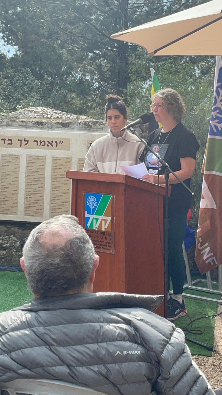 אביבה סגל, שנחטפה ושוחררה אך בעלה קית' עוד מוחזק בשבי