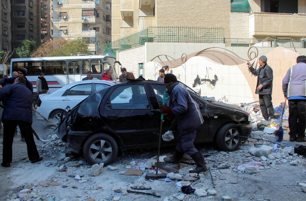 צילום: REUTERS/Firas Makdesi זירת תקיפה שיוחסה ל ישראל ב דמשק סוריה בשכונת כפר סוסה