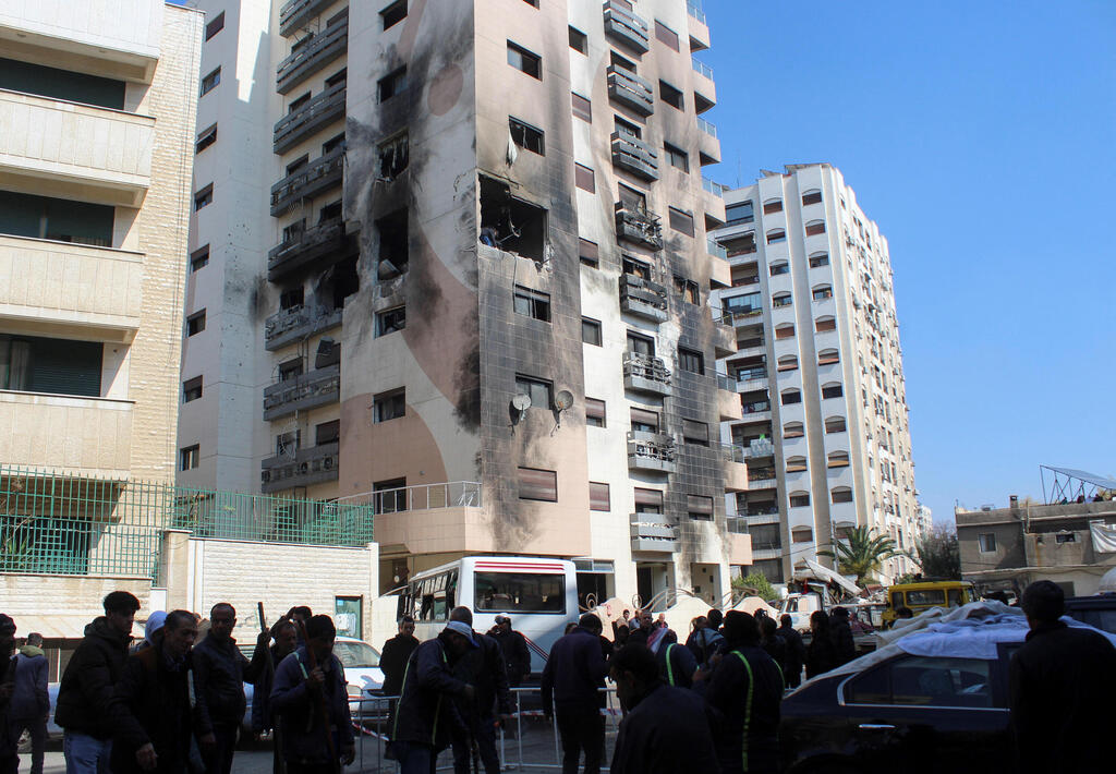 מתגודדים מחוץ לבניין שהותקף, הבוקר (צילום: REUTERS/Firas Makdesi) זירת תקיפה שיוחסה ל ישראל ב דמשק סוריה בשכונת כפר סוסה