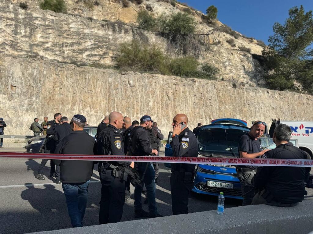 זירת הפיגוע בכביש 1 (צילום: לירן תמרי) זירת הפיגוע סמוך למעלה אדומים