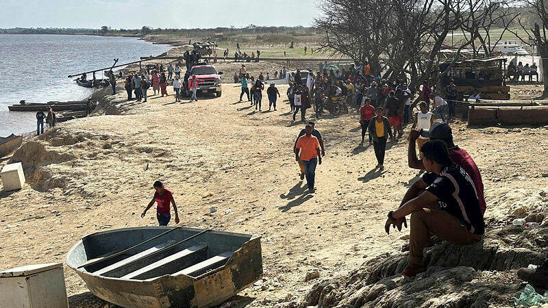 צילום: Pableysa OSTOS / AFP משפחות נעדרים והרוגים מחכות מחוץ למכרה בוונצואלה