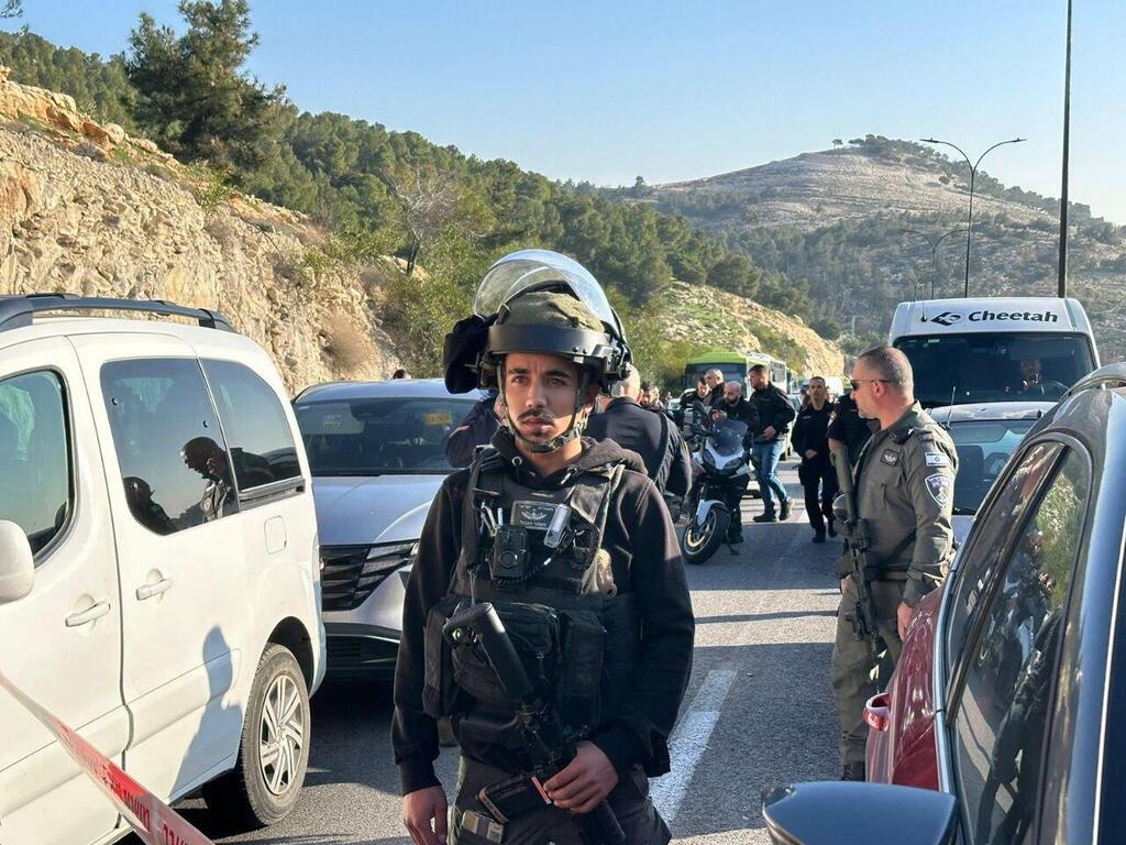 עומדים בפקק (צילום: דוברות המשטרה) זירת הפיגוע סמוך למעלה אדומים