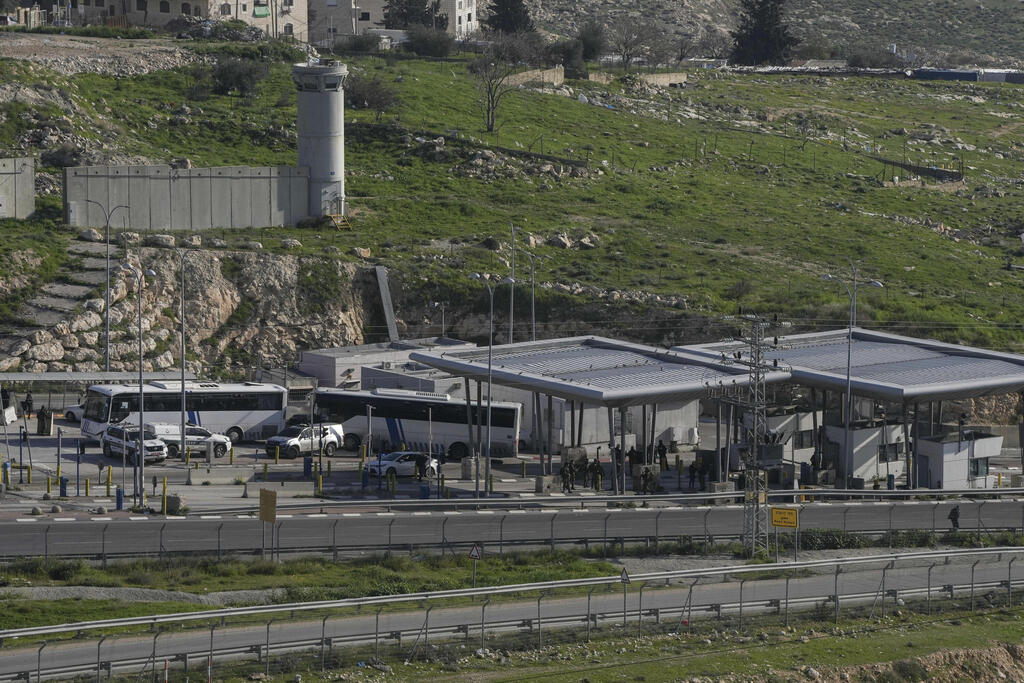 המחסום ליד מעלה אדומים (צילום: AP Photo/Mahmoud Illean) מחסום ליד מעלה אדומים