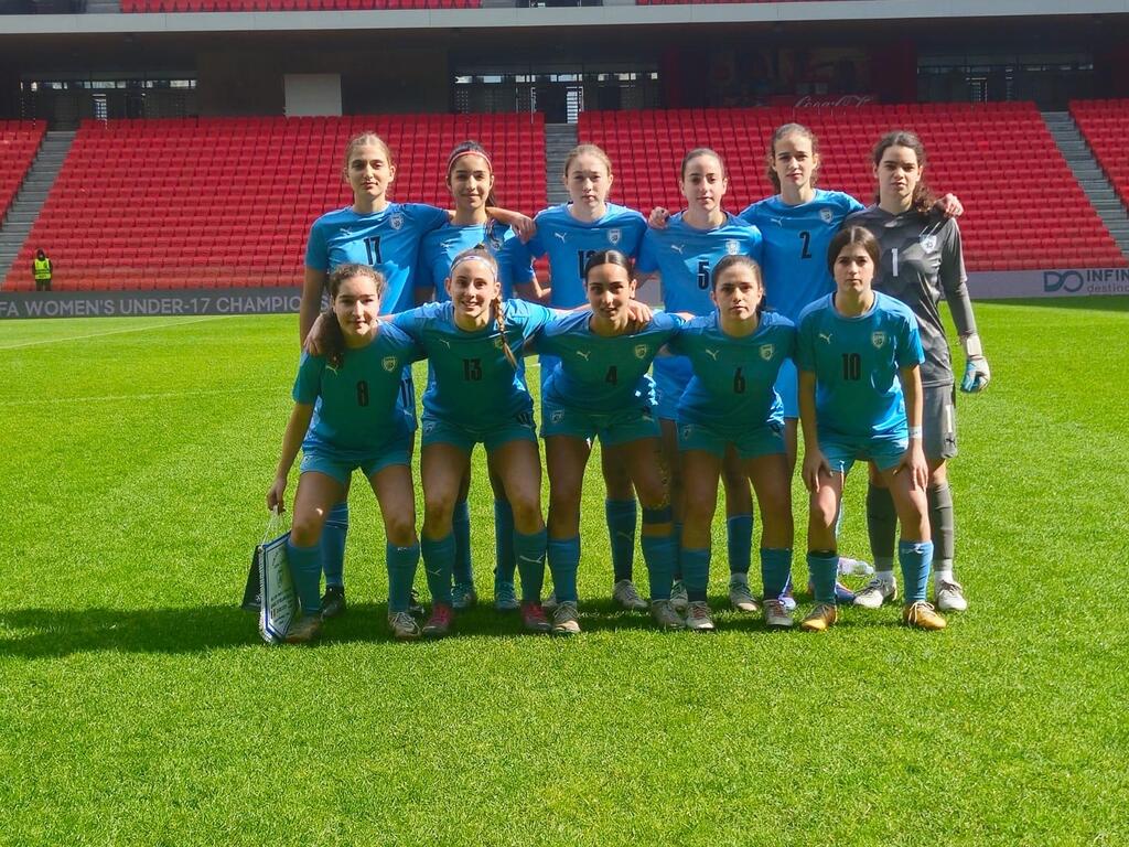 Israeli U-17 women's soccer team before kick-off (Photo: Israel Football Association) נבחרת הנערות