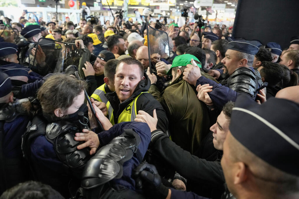 עימותים אלימים בכניסה ליריד (צילום: EPA/LEWIS JOLY / POOL ) מאות חקלאים זועמים מתעמתים עם כוחות הביטחון ומנסים לחסום את כניסתו של עמנואל מקרון לסלון החקלאות בפריז, צרפת