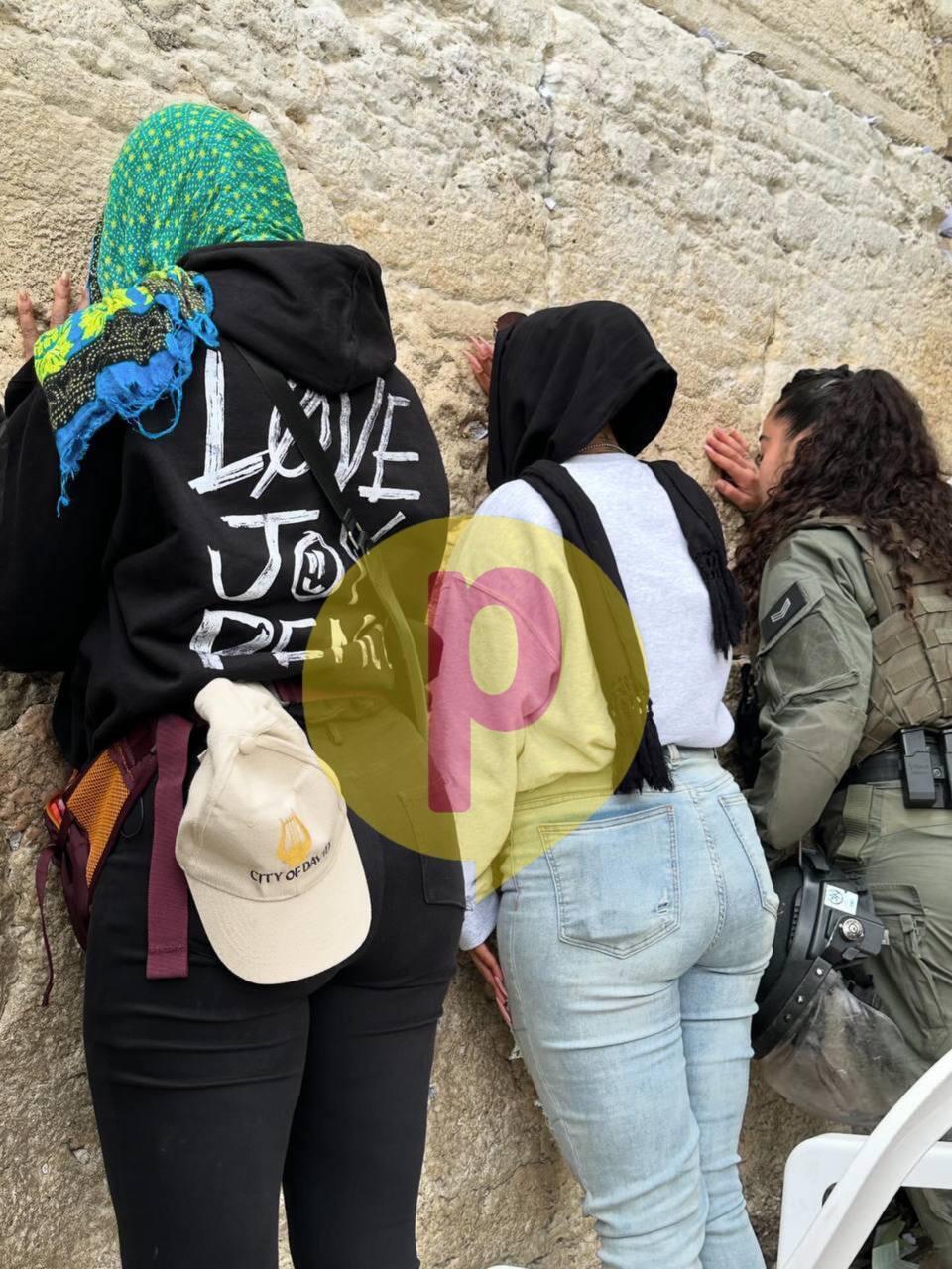 טיפאני האדיש בכותל המערבי (צילום: מאור פרי) טיפאני האדיש בישראל