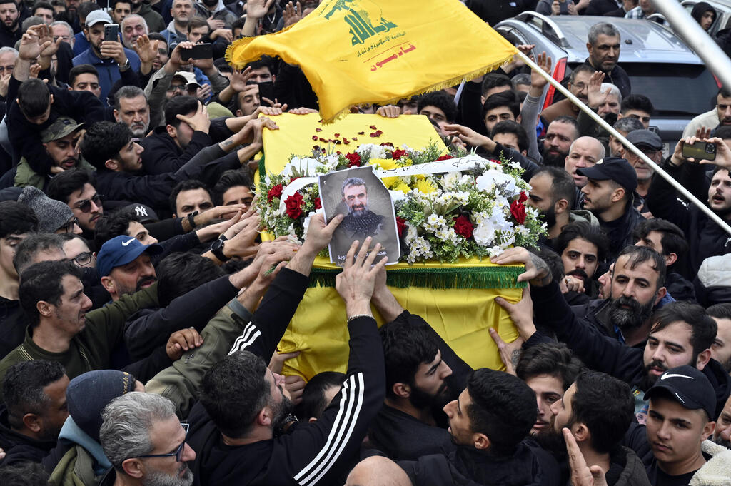 הלוויית בכיר חיזבאללה (צילום: EPA/WAEL HAMZEH) הלווייתו של מוחמד עלויה בכיר ארגון הטרור חיזבאללה בביירות, לבנון