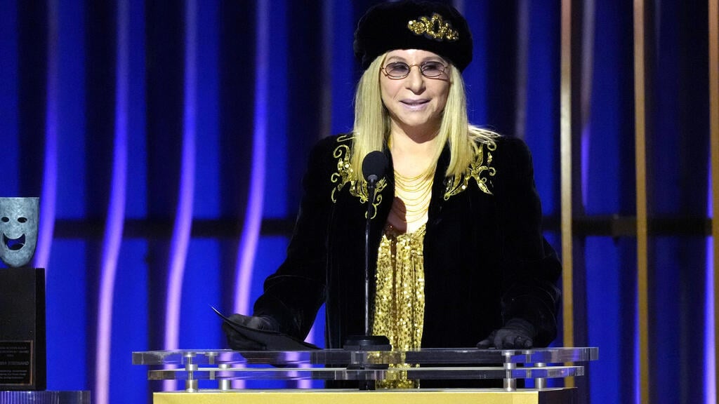 Barbra Streisand receives Life Achievement award from SAG (Photo: Chris Pizzello / Invision /AP) ברברה סטרייסנד זוכה בפרס מפעל חיים