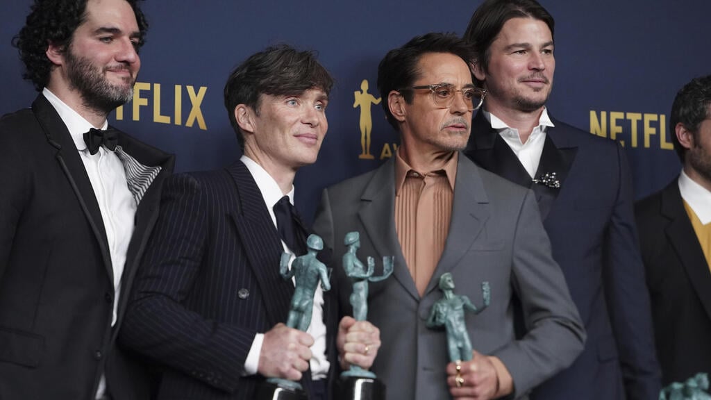 Cast of Oppenheimer at the SAG awards (Photo: Jordan Strauss /Invision/ AP) "אופנהיימר" שולט. במרכז: רוברט דאוני ג'וניור וקיליאן מרפי עם הפסלונים