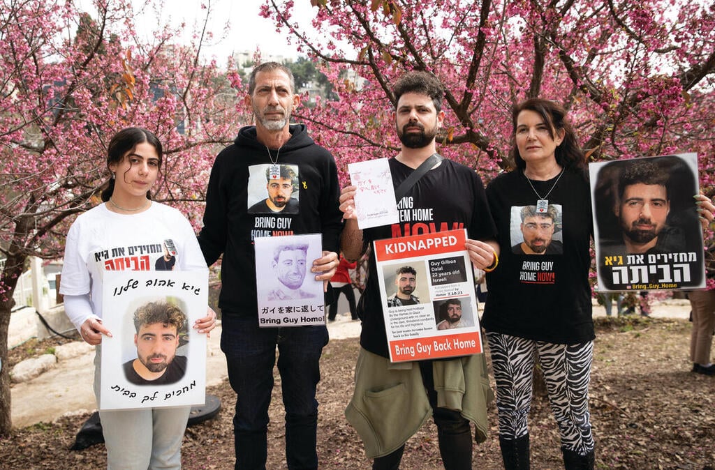 The Gilboa Dalal family holding signs calling for Guy's release (Photo: Alex Kolomoisky) yk13815628