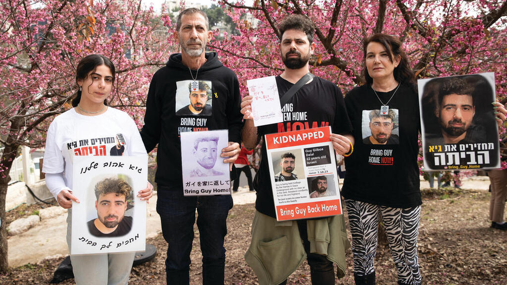 משפחת גלבוע דלאל, ברקע פריחת הדובדבן האהובה על גיא (צילום: אלכס קולומויסקי) yk13815628