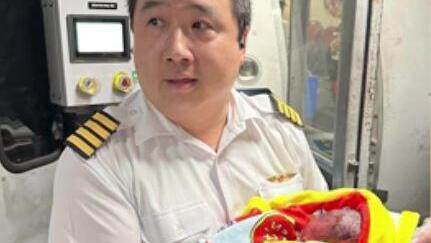 טייס יילד תינוקת בטיסה