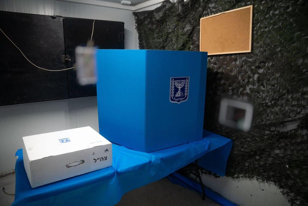 עמדת הצבעה לחיילים בבחירות לרשויות המקומיות (צילום: דובר צה"ל) תיעוד של חיילי צה"ל מצביעים ברצועת עזה וגבול הצפון לרשויות המקומיות