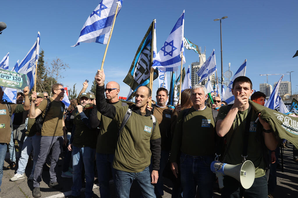 הפגנה הקוראת לגיוס חרדים (צילום: עמית שאבי) מחאה מול בית המשפט העליון