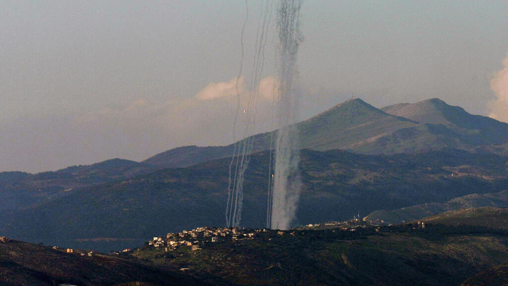 עשרות שיגורים מדרום לבנון. בוחנים את גבולות הלחימה (צילום: EPA/ATEF SAFADI) שיגורים שיגור מטח רקטה רקטות מדרום לבנון לישראל