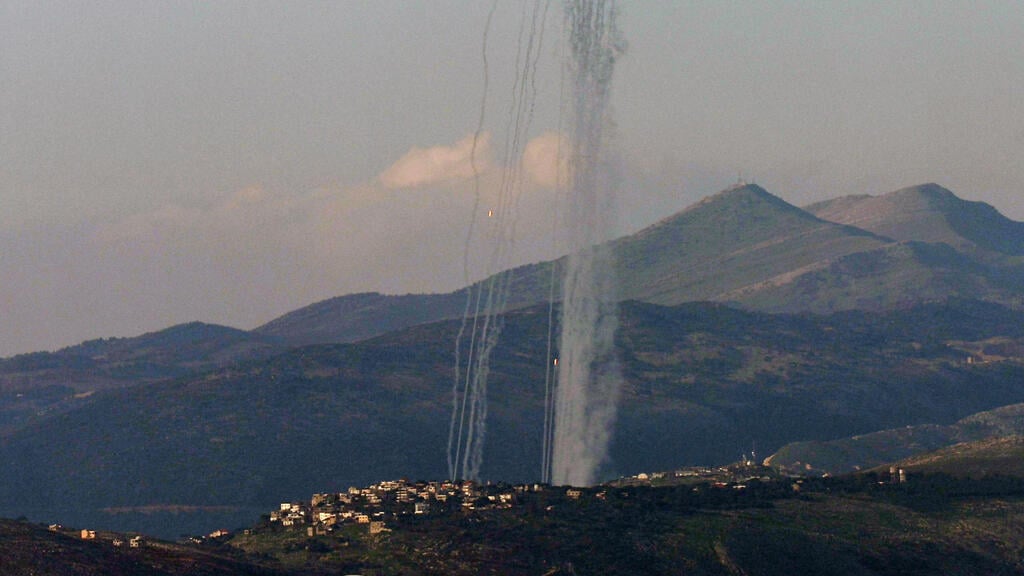 A barrage of rockets into the Golan Heights (Photo: EPA/ATEF SAFADI) שיגורים שיגור מטח רקטה רקטות מדרום לבנון לישראל