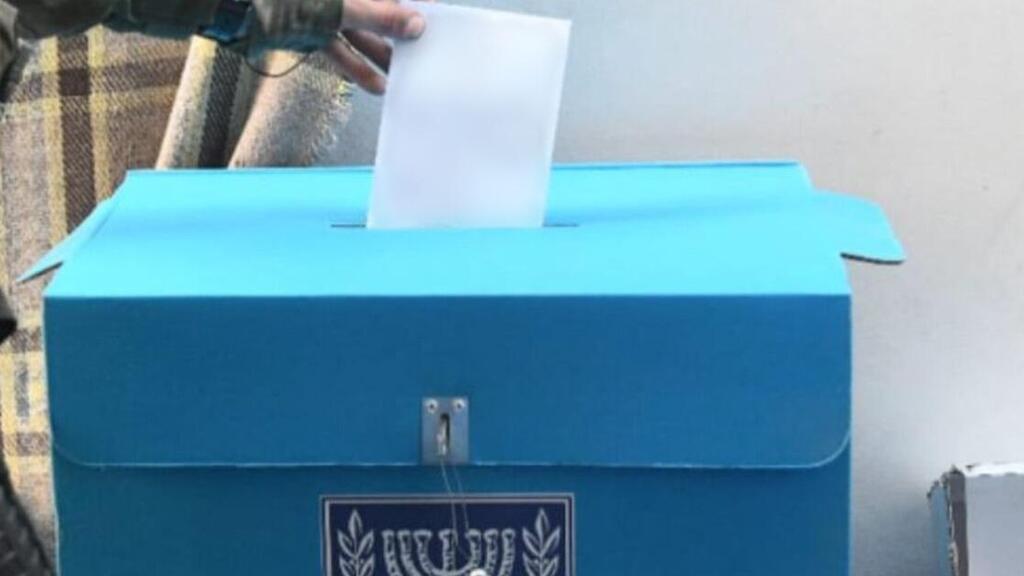 הצבעה בבחירות לרשויות המקומיות (צילום: דובר צה"ל) תיעוד של חיילי צה"ל מצביעים ברצועת עזה וגבול הצפון לרשויות המקומיות
