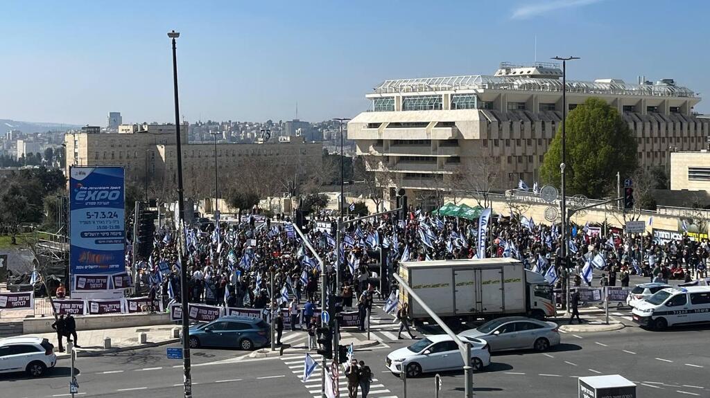 מחאה בדרישה לשוויון בנטל מול בית המשפט העליון, שלשום (צילום: רוני גרין שאולוב) מחאה מול בית המשפט העליון