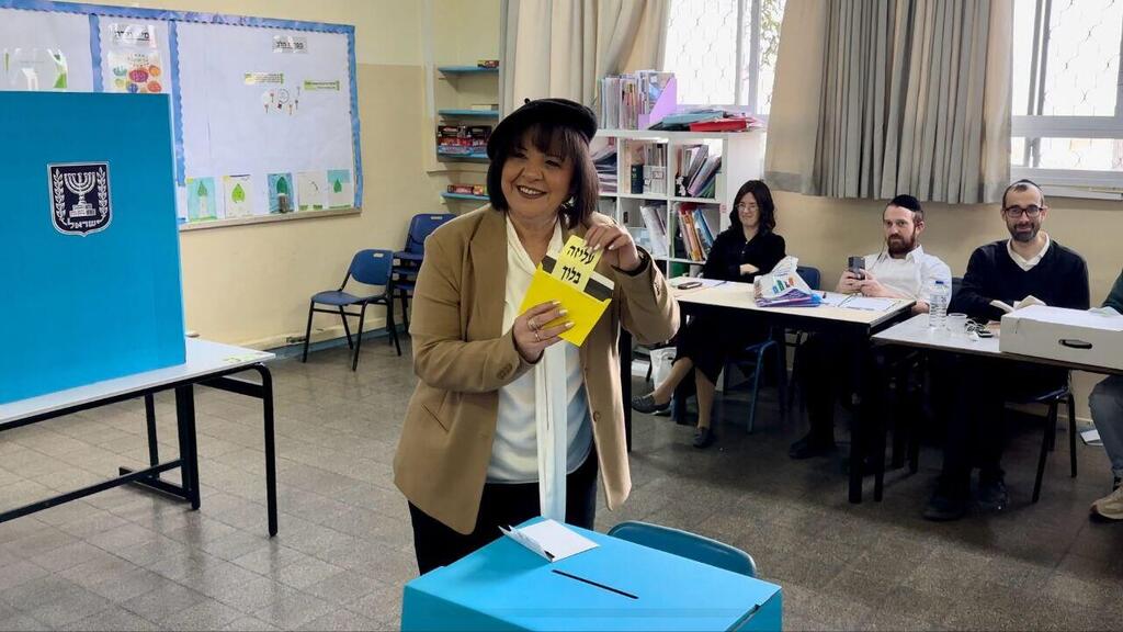 ראש העיר בית שמש עליזה בלוך מצביעה בסיבוב הראשון. "במי נלחמים? במי שרוצה לשמור על העיר?" (צילום: מטה עליזה בלוך) ד"ר עליזה בלוך הצביעה בקלפי בבית שמש