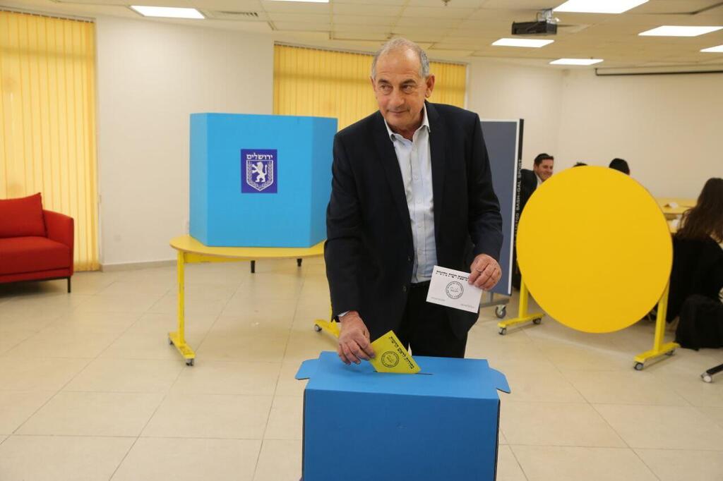 יוסי חביליו מצביע בירושלים (צילום: אלכס קולומויסקי) יוסי חביליו מצביע בירושלים