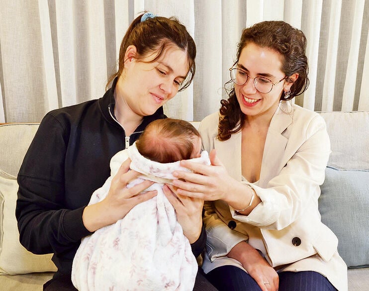 מימין: שלומית שקד ונטלי לולו שמריז."נקודת האור היחידה שלי" (צילום: שאול גולן) נטלי שמריז לולו