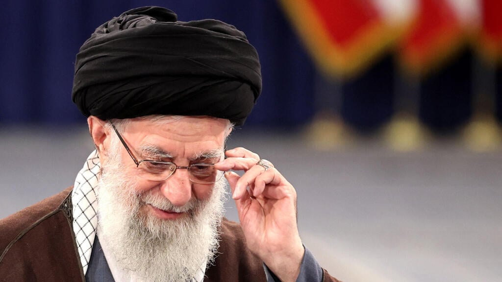 Iranian Supreme Leader Ali Khamenei (Photo: AFP) המנהיג העליון של איראן עלי חמינאי מצביע ב בחירות לפרלמנט האיראני ב טהרן