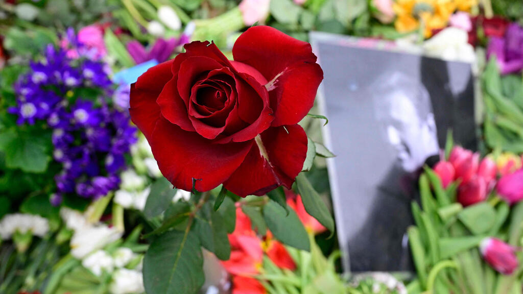 "הוא באמת לא פחד משום דבר". תמונה לזכר נבלני שהונחה ביום הלווייתו מול שגרירות רוסיה בברלין (צילום: AFP) תמונה לזכרו של אלכסיי נבלני שהונחה ביום הלווייתו ממול שגרירות רוסיה בברלין