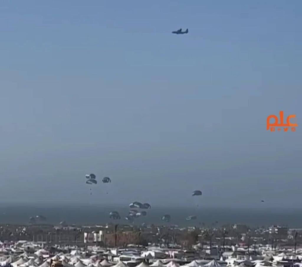 הצנחת חבילות סיוע הומניטרי מעל רפיח