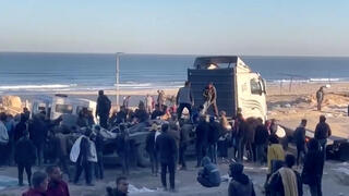 עזתים מתנפלים על משאיות ברחוב א-ראשיד שברצועת עזה