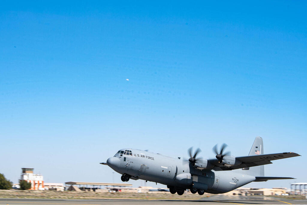 צילום: Christopher HUBENTHAL / US DEPARTMENT OF DEFENSE / AFP) / RESTRICTED TO EDITORIAL USE - MANDATORY CREDIT "AFP PHOTO / US Department of Defense/US Air Force/Tech. Sgt. Christopher HUBENTHAL הצנחת חבילות סיוע הומניטרי מעל רפיח