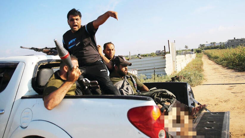 הרג, התעללות, חטיפות וונדליזם. מחבלי חמאס תיעדו והפיצו ברשתות (AP) yk13824617