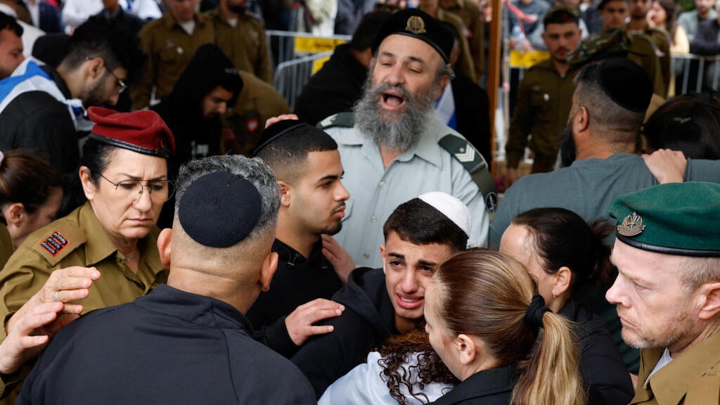 צילום: REUTERS/Carlos Garcia Rawlins הלווייתו של סמל אפיק טרי ז"ל