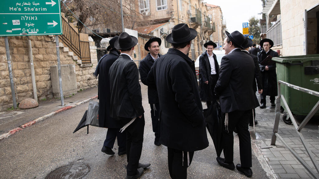 Young Haredi men who study Torah and do not serve in the military (Photo: Alex Kolomoisky ) יצאנו לדבר עם תלמידי הישיבות על נושא הגיוס לצה"ל