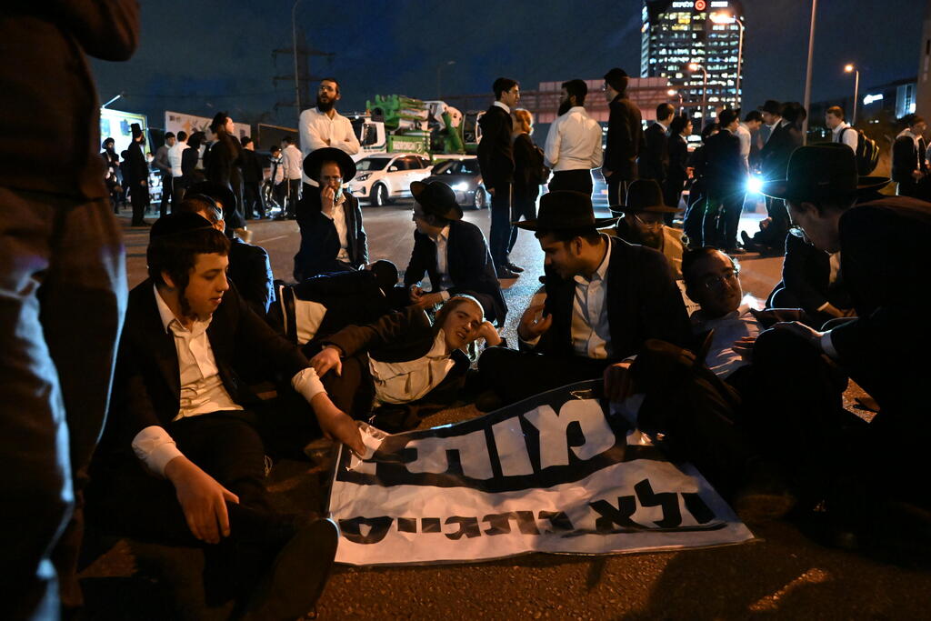 החסימה בכביש 4 (צילום: יובל חן) חסימה בכביש 4