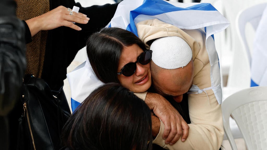 הלווייתו של סמל אפיק טרי ז"ל (צילום: REUTERS/Carlos Garcia Rawlins) הלווייתו של סמל אפיק טרי ז"ל