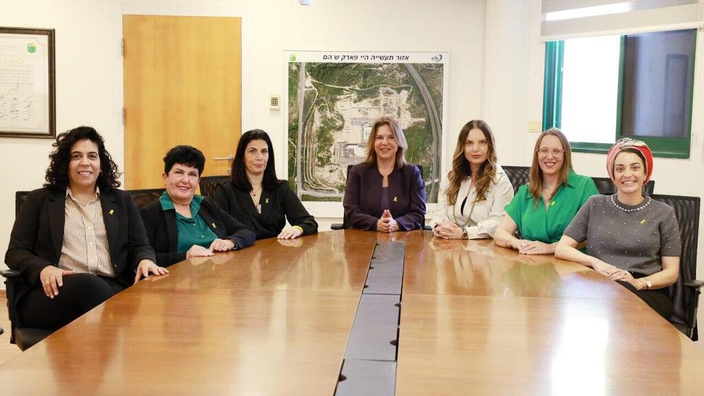 חברות המועצה בשוהם, מימין: יבלון, שכטר, דוידי בן ג'ויה, רבינוביץ', דויטש, צוקר ונחום-קרפיבקה (צילום: דנה קופל) חברות המועצה של היישוב שוהם