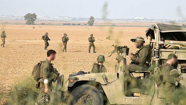 חיילים בסריקות בשדות העוטף, ב-7 באוקטובר (צילום: יובל חן) yk13825820