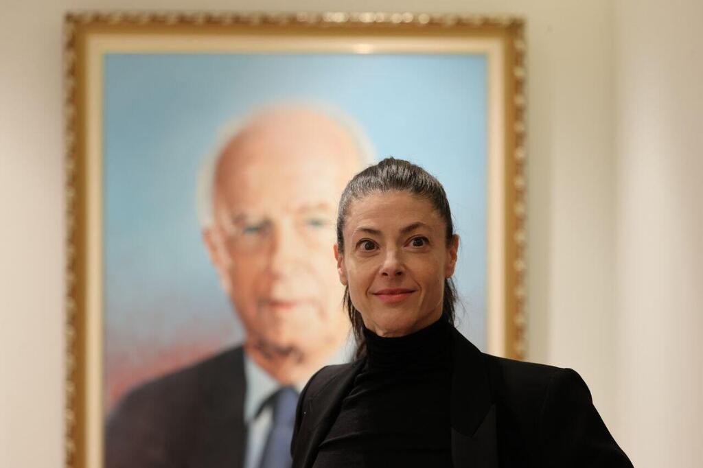 "הוא היה הראשון להבין שצריך להתמודד עם הסוגיה הפלסטינית". מיכאלי על רקע דיוקנו של רבין (צילום: אלכס קולומויסקי) הצהרת ישיבת סיעה מירב מיכאלי