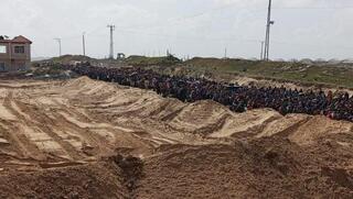 טנקים הקימו מחסומי עפר בסביבת העיר חמד, מצפון לחאן יונס, וממשיכים למצור את התושבים