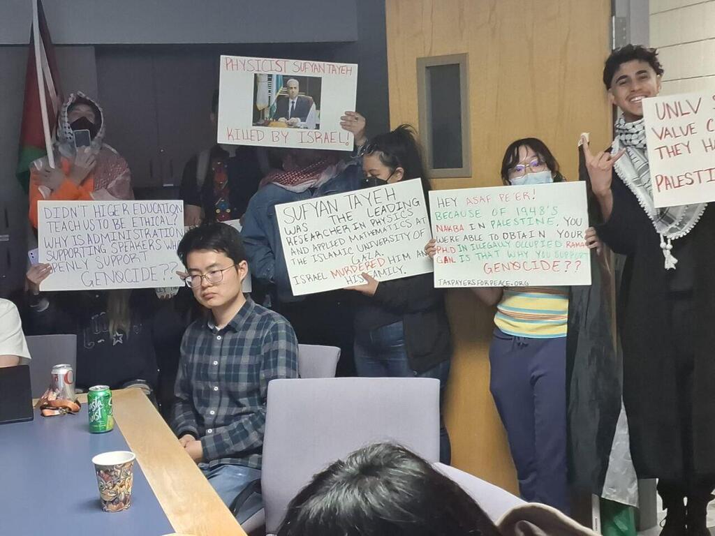 Pro-Palestinian protesters disrupt Prof. Pe'er's lecture at Nevada University מחאה באוניברסיטת נאבדה הובילה להפסקת הרצאתו של פרופ אסף פאר הישראלי