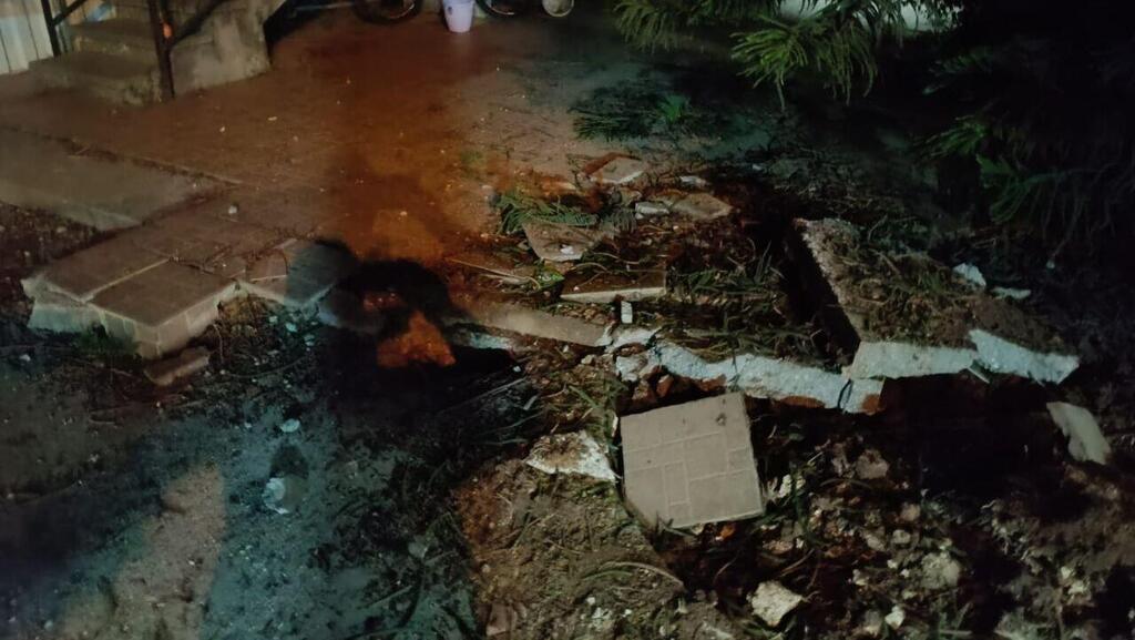 הנפילה בחצר קיבוץ נפילה בכפר בלום