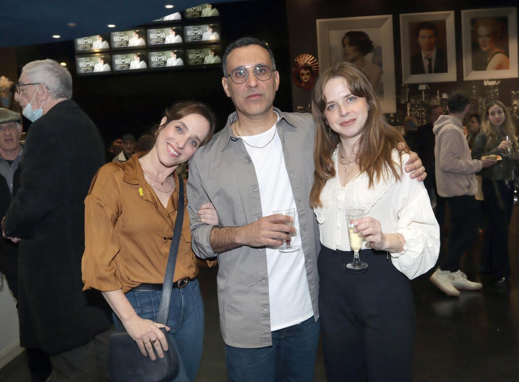 יודעים לפרגן בארץ נהדרת. יניב ביטון עם ליאת הר לב וגאיה גורביץ (צילום: ענת מוסברג ) פרימיירה הפילגש