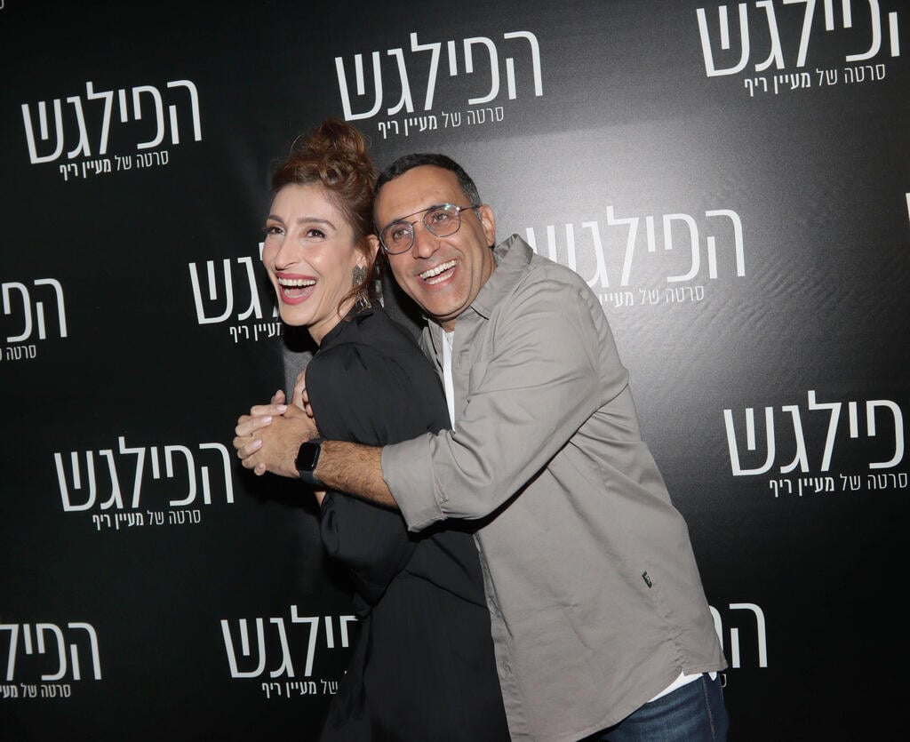 תביאי חיבוק! ביטון ושני כהן (צילום: ענת מוסברג ) פרימיירה הפילגש