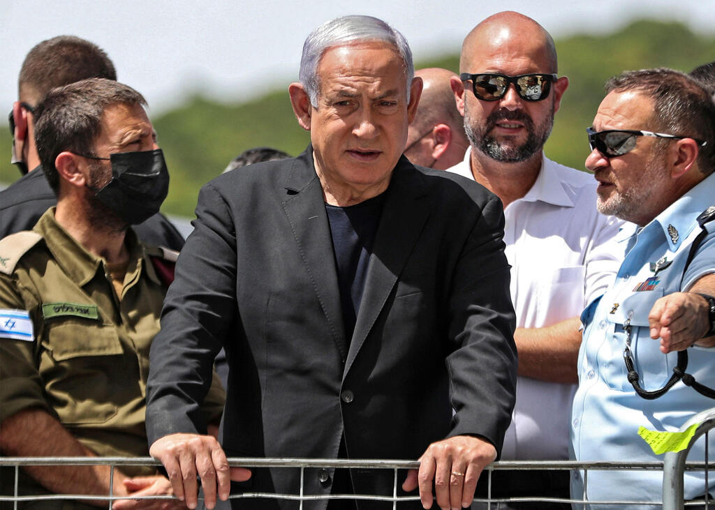 נתניהו בוחן את זירת האסון במירון, ב-2021 (צילום: Ronen ZVULUN / POOL / AFP) ארכיון 30.4.2001 ראש הממשלה בנימין נתניהו עם מפכ"ל המשטרה יעקב שבתאי במירון